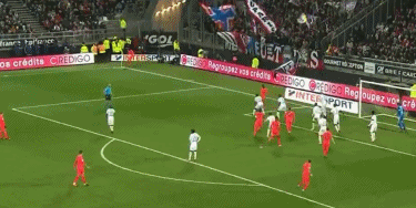 维尼修斯在皇马遭遇嘘声后，社媒发动态前往迪拜引发热议（遭皇马嘘声后，维尼修斯社媒晒赴迪拜动态引发热议）