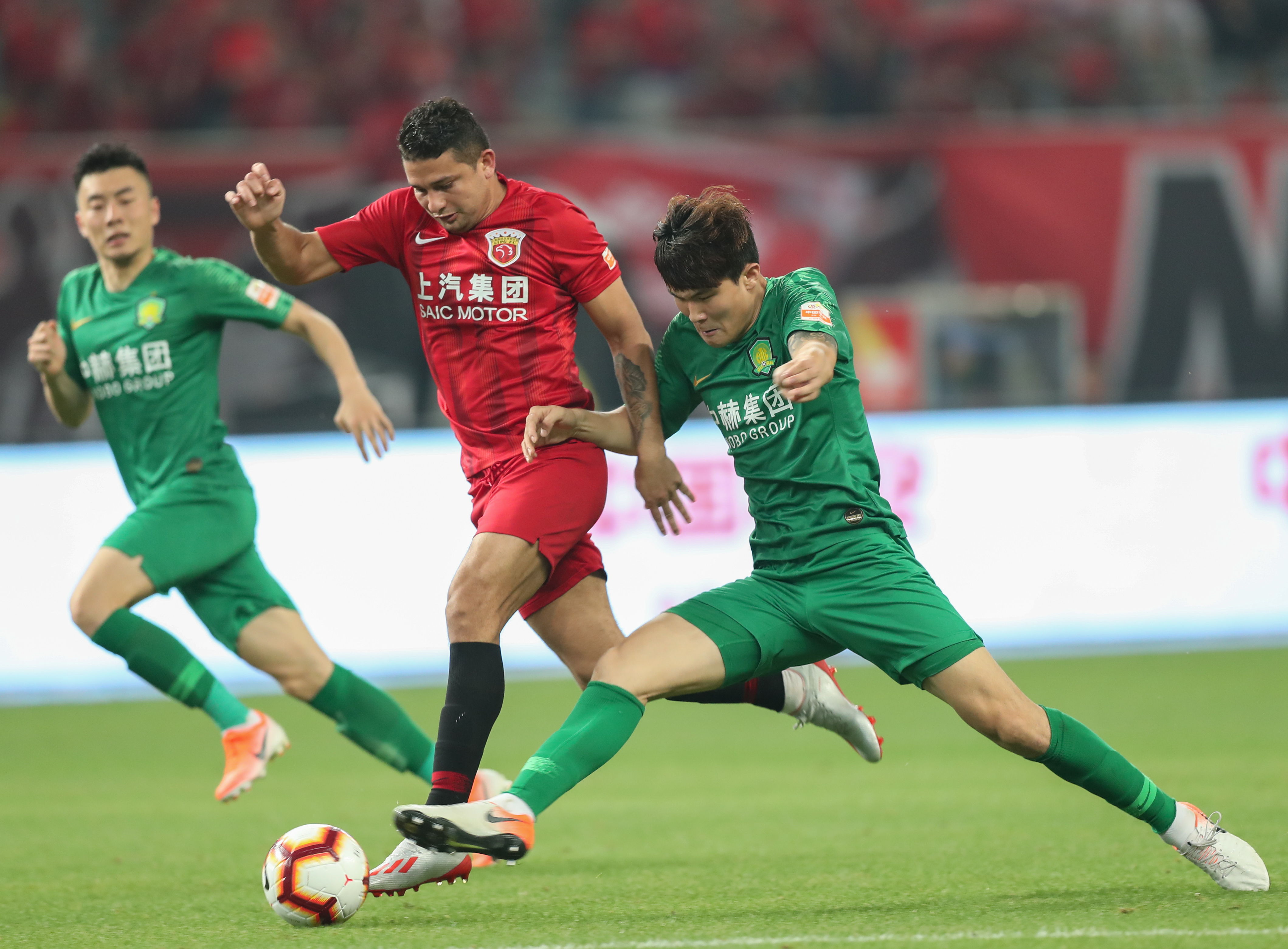 湖人詹姆斯关键三分锁定胜利（詹姆斯命中关键三分，助湖人锁定胜局）