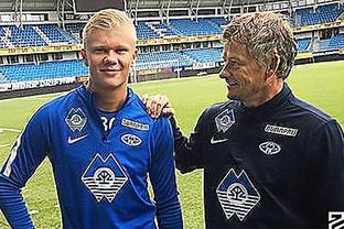 申京隔扣颜射亚当斯，后者按头锁喉遭申京“挑衅”：就扣你这混球（申京隔扣颜射亚当斯引爆冲突：被按头锁喉后回击挑衅“就扣你这混球”）