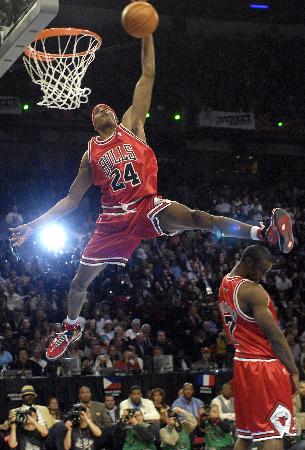 意外来客，切尔西和巴萨欧冠赛前一只狐狸闯入斯坦福桥看台（欧冠前夜趣闻：狐狸闯入斯坦福桥看台，切尔西对巴萨惊现不速之客）