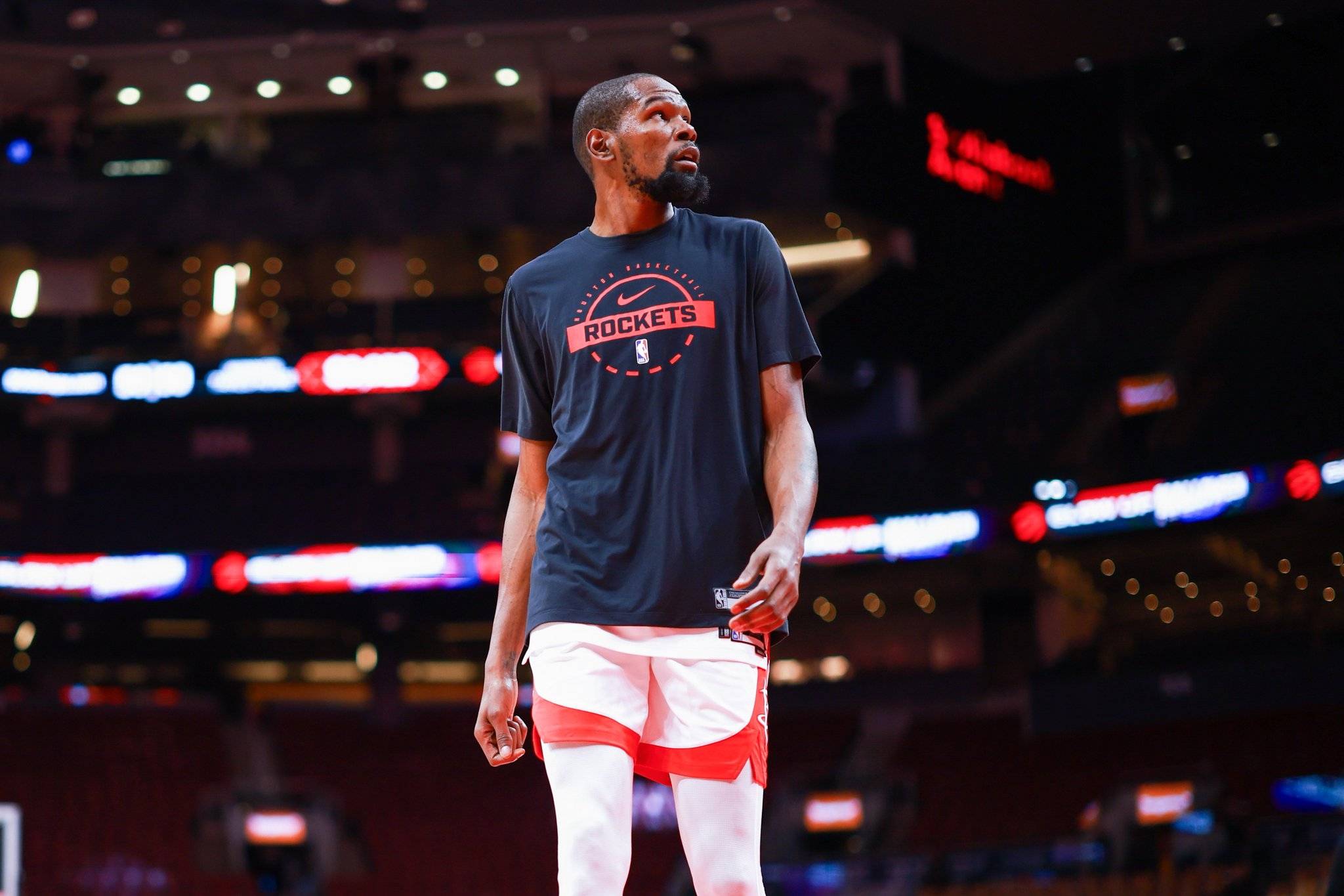 麦肯尼：没能拿下3分很遗憾；新教练带来了新的理念和活力（麦肯尼：错失三分令人惋惜，新帅注入全新理念与活力）