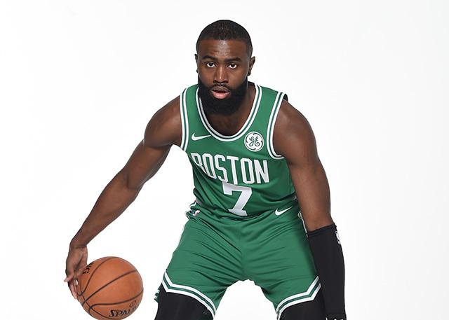 杨瀚森NBA生涯首次首发，被打到面部痛苦倒地，裁判未及时吹停比赛引争议（杨瀚森生涯首次先发遭击中面部痛苦倒地，裁判未及时鸣哨引发争议）