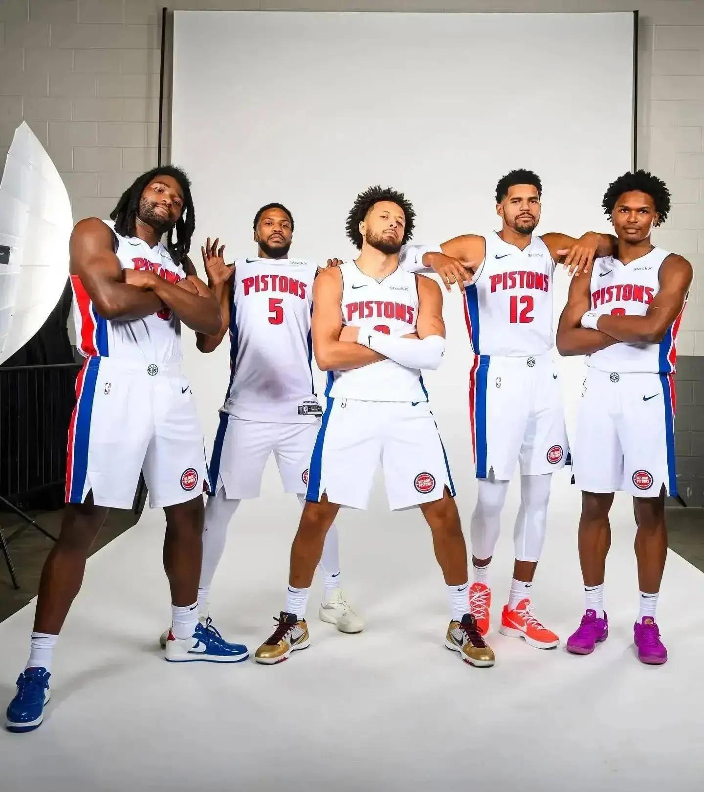 湖人vs马刺前瞻：湖人阵容齐整冲四强，一场定胜负悬念十足（湖人对阵马刺前瞻：全员齐整剑指四强，一战定胜负悬念拉满）