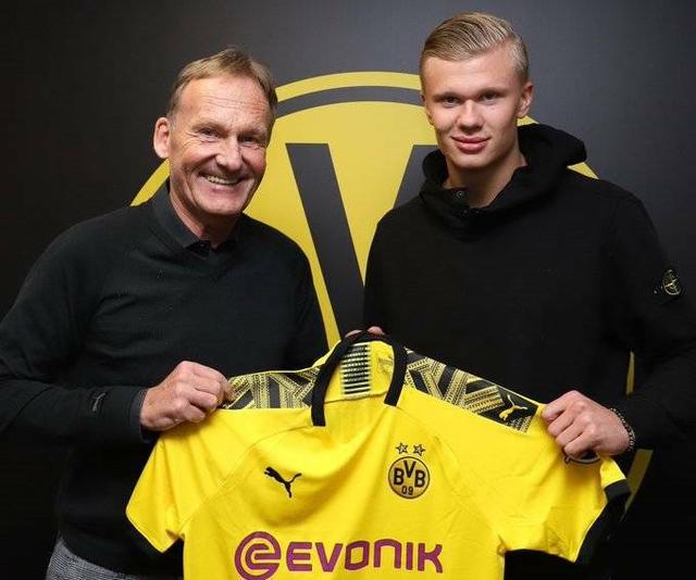 三连冠！上海海港加冕2025赛季中超冠军，摘下队史中超第四星（2025中超封王！上海海港成就三连冠，队史第四星点亮徽章）