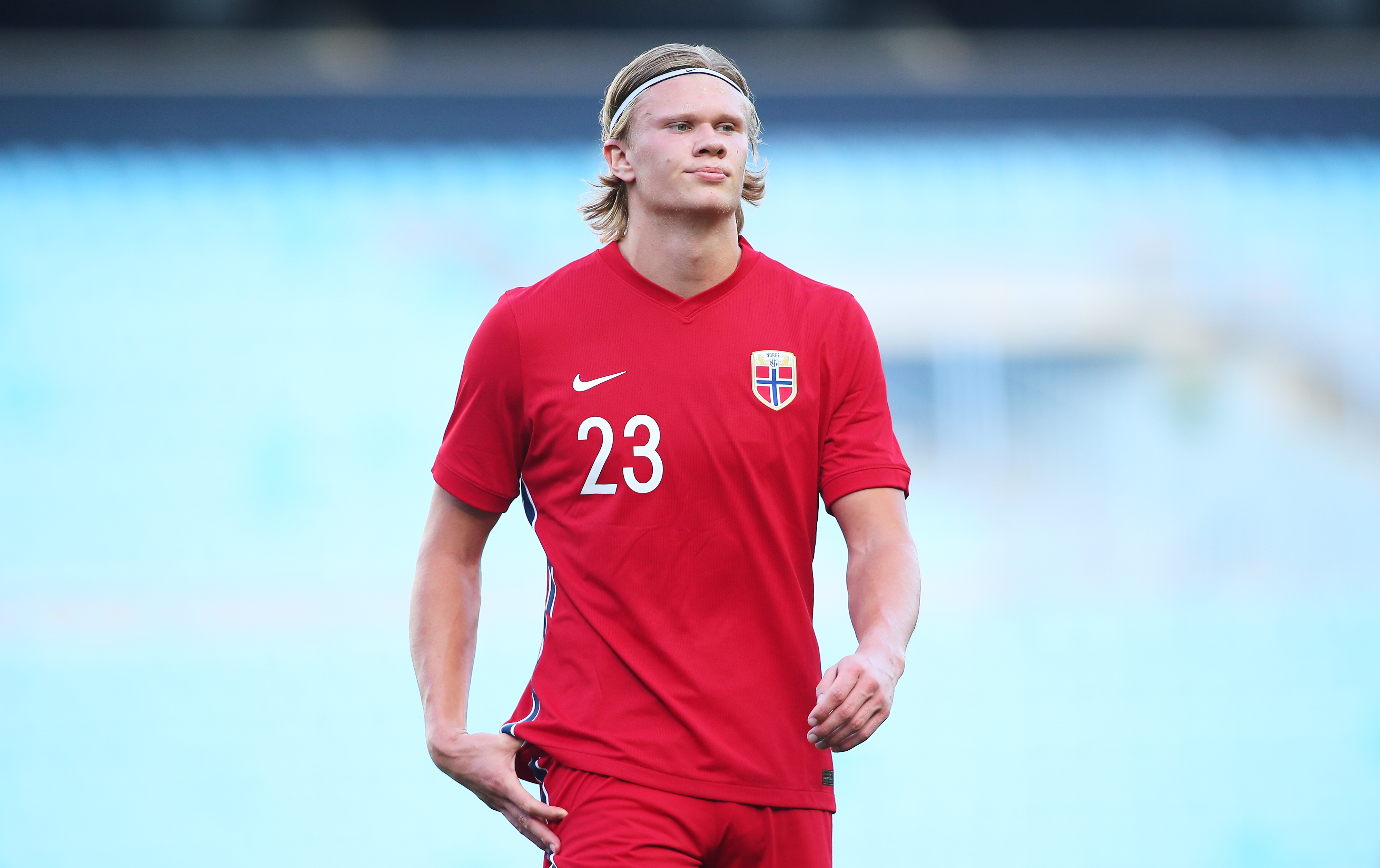 这是39岁？胡尔克远距离任意球直接爆射破门（39岁仍猛！胡尔克超远任意球重炮轰门得手）