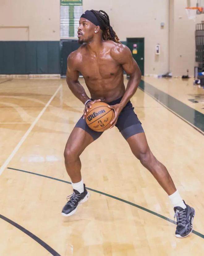 显得更加平 显得更加平